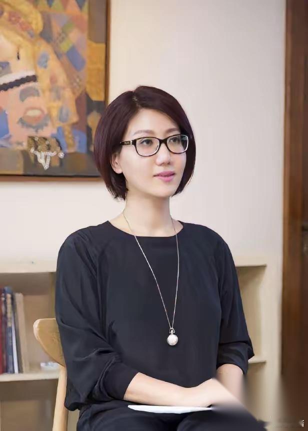 易立竞采访向佐火了 查了一下才知道 她可不是一个普通的主持人 原来她采访过这么多