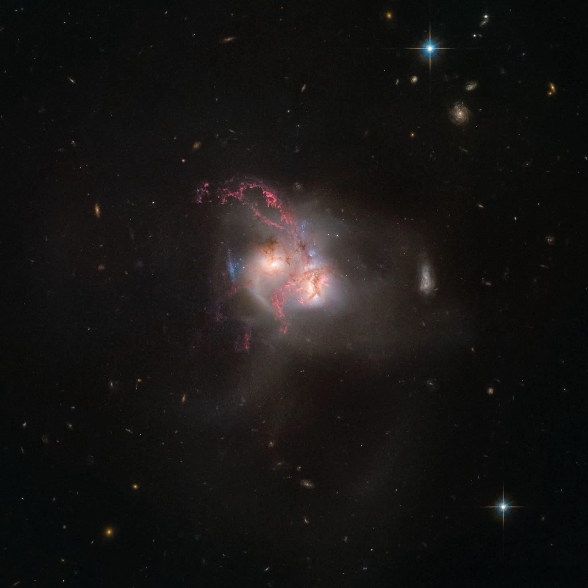 宇宙碰撞全力爆发：NGC 5256（Markarian 266）的戏剧性合并在大