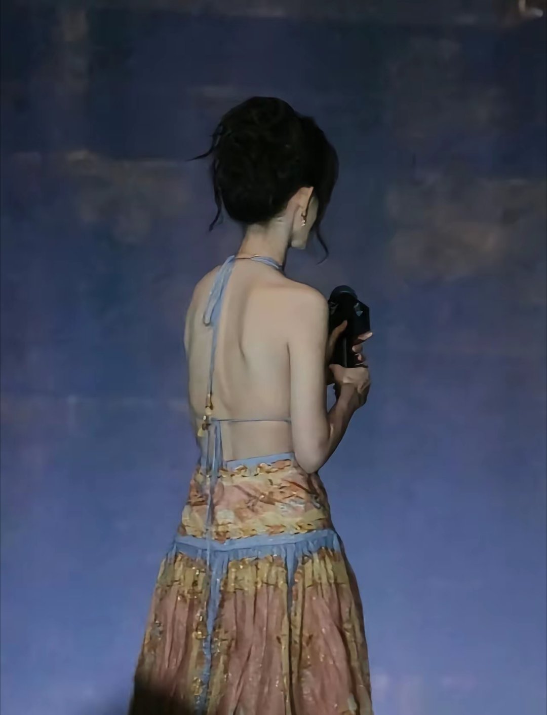 孟子义连背都是美的，流畅舒展的肩背线条，精致的蝴蝶骨若隐若现，薄背紧致不干瘪，骨