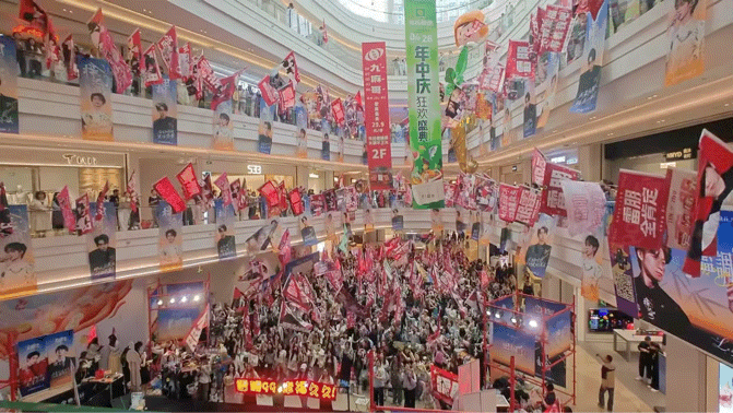 小芋泥vs栩你渝生 团建一边是喧闹失控，一边是温柔自持。 栩你渝生cp粉，线下扎