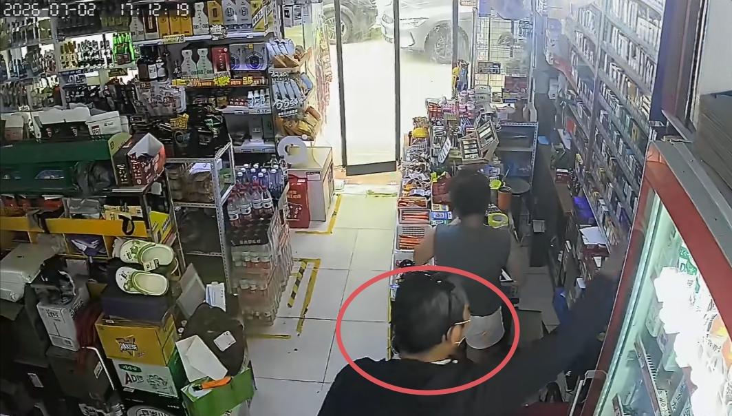 男子在超市里偷烟被老板娘当场抓住，眼见挣脱不了，扔下烟后拔腿就跑。
 
河南郑州