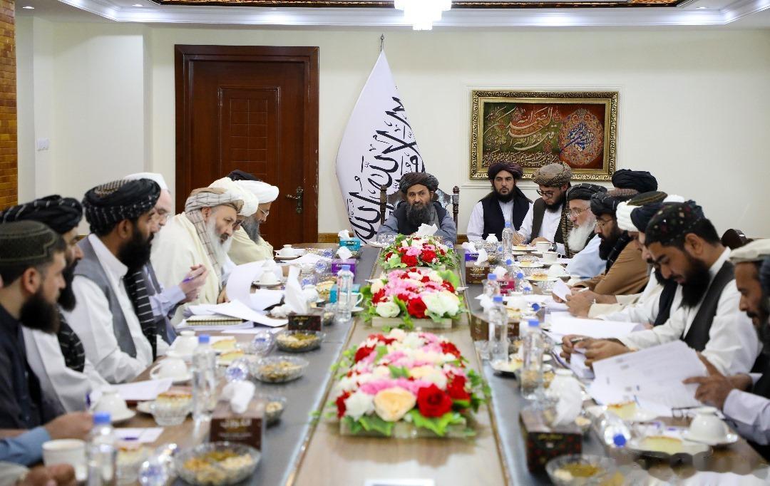 塔利班财政部官员召开的经济会议，商讨表决国家物资采购案，这算是级别很高的会了，桌