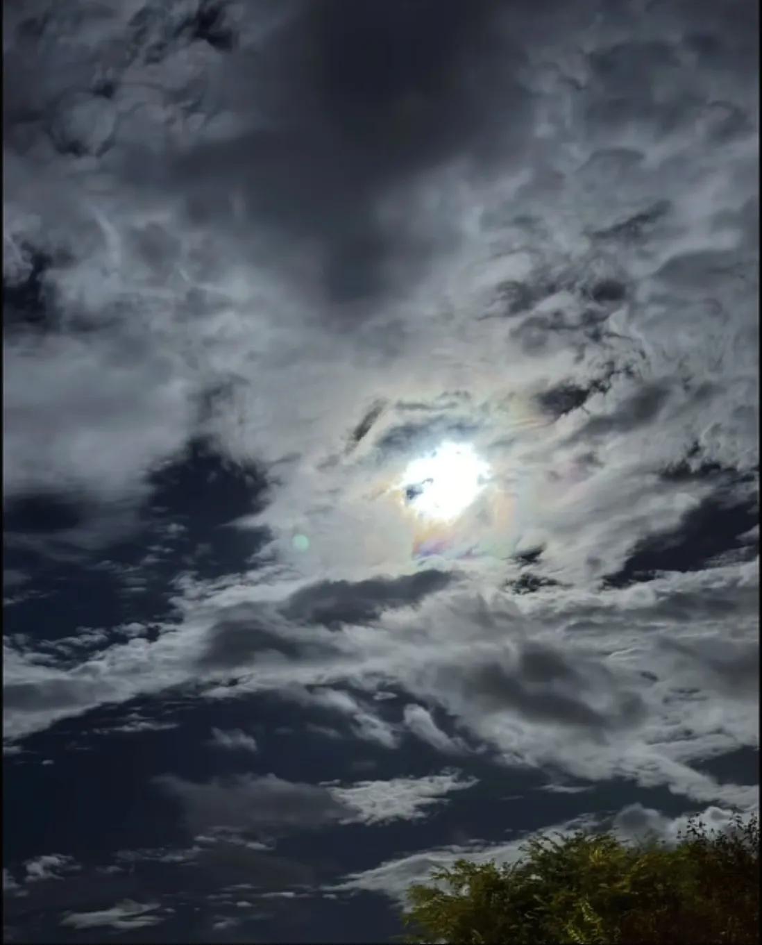江西一网友于9月8日晚八点多拍摄到的天空奇观，朋友们你们看像什么呢？