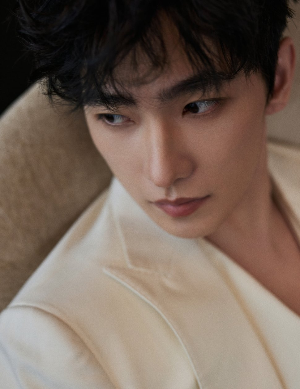 杨洋再解两颗扣子杨洋深V白西服我就这样被杨洋迷倒请停止散发魅力杨洋，完全被蛊到了