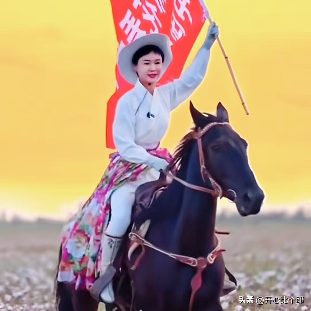 刷到贺娇龙生前骑马摔跤的视频，

当时她骑着马在雪地里跑，

人一直往马的左侧倾