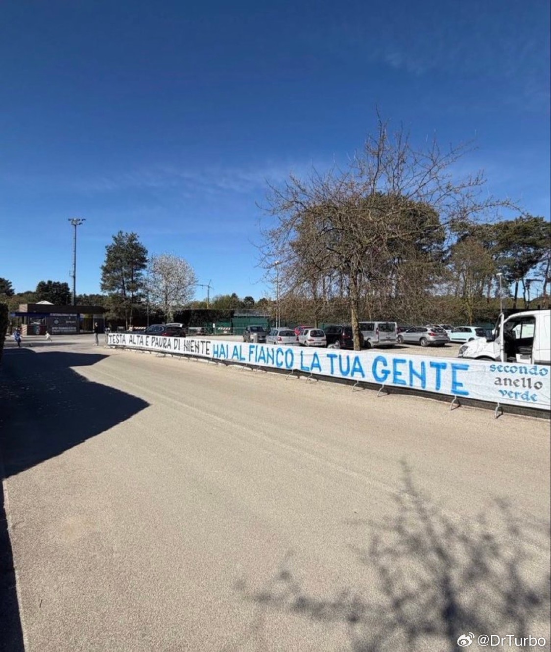 北看台在阿皮亚诺打出横幅：昂起头 不要害怕 你的支持者们与你同在意大利连续三届无