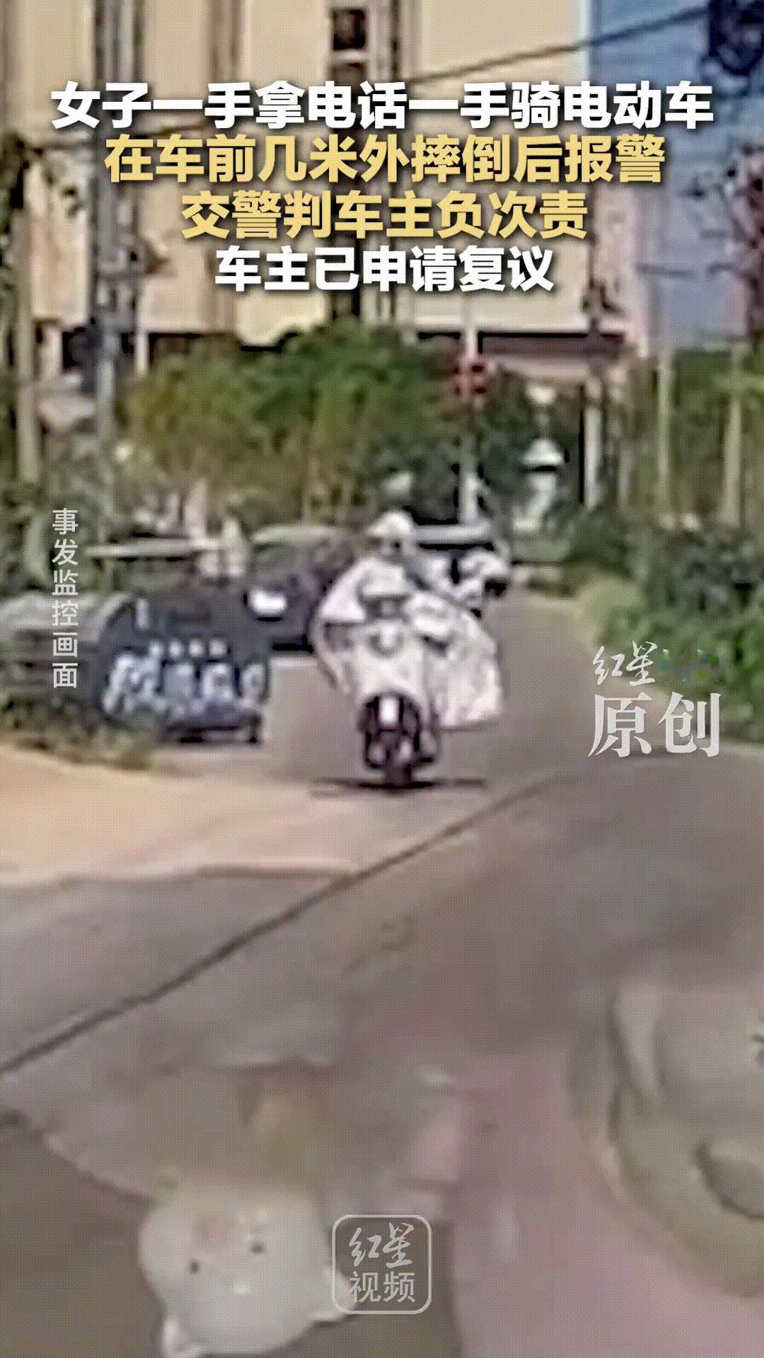 “防不胜防！”7月27日，湖北孝感，一女子一手拿电话，一手骑电车，结果，在车前几