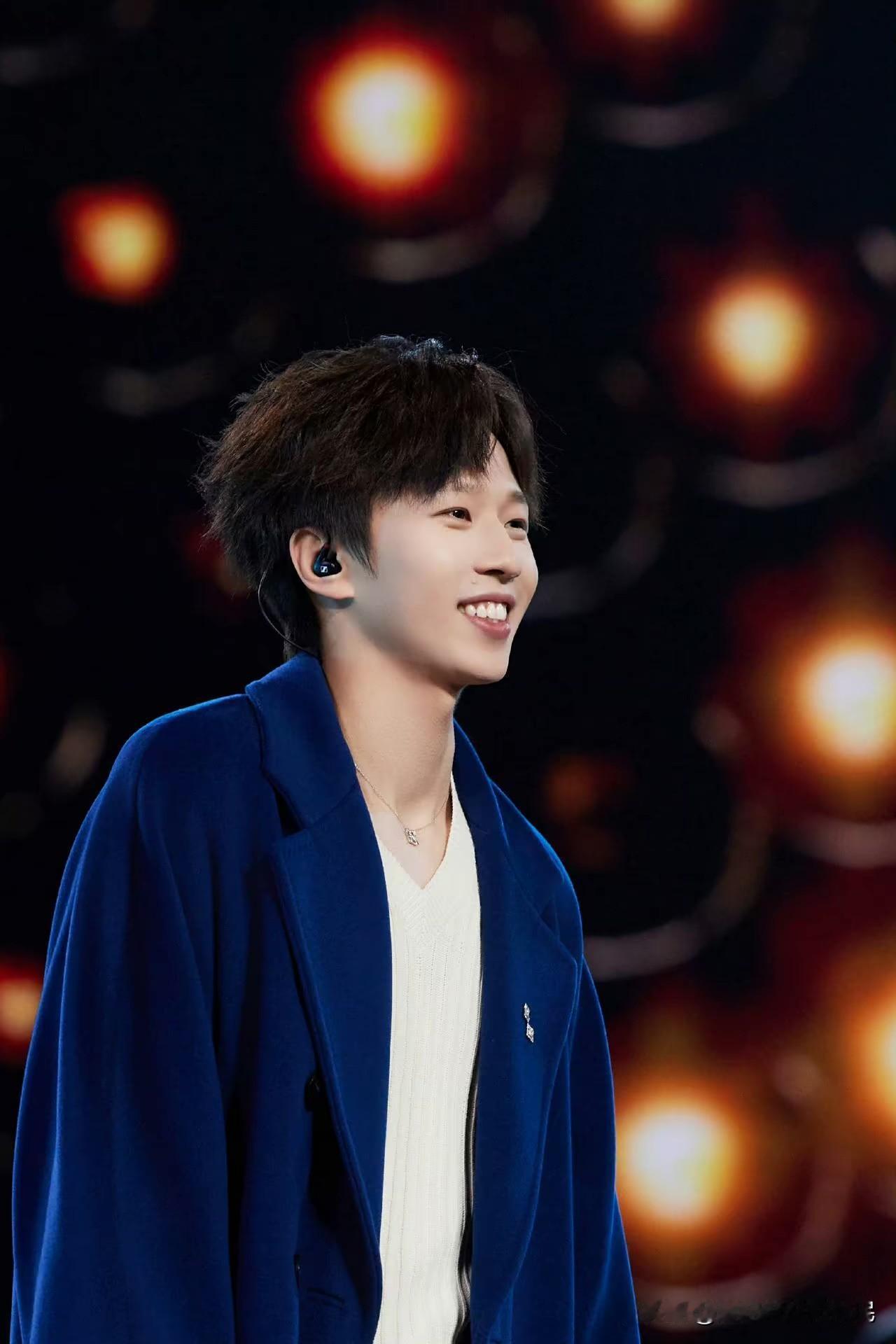 央视跨年，我没看直播，但今天一醒就来找林高远的演唱了。
听说在后台让人堵的走不动