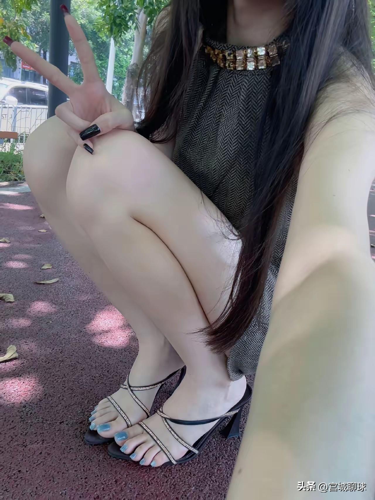 关关雎鸠，在河之洲。窈窕淑女，君子好逑。