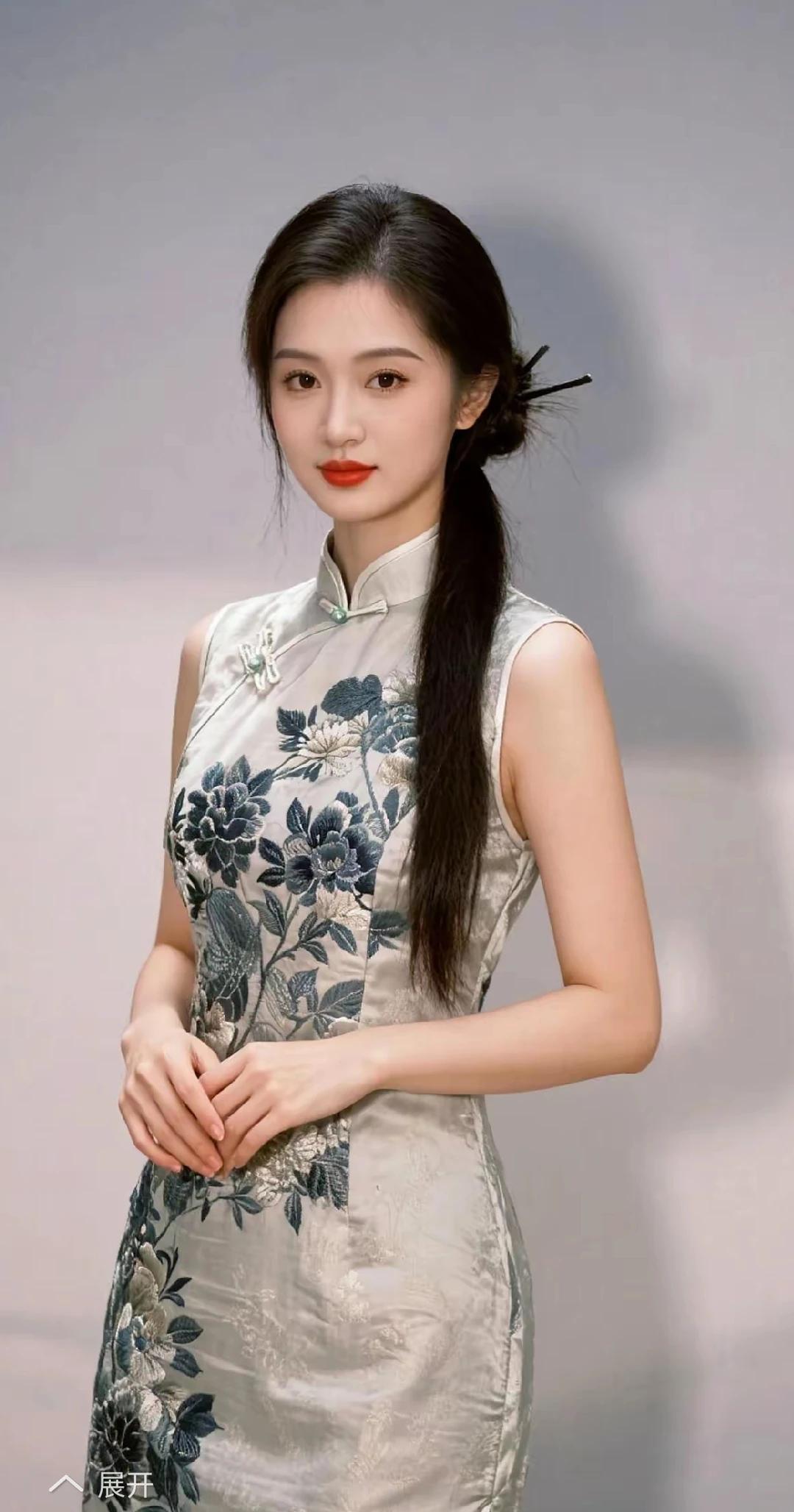 旗袍雅致衬娇容，
青丝如瀑沾风情。
中国旗袍，端庄典雅。
历史悠久 ，文化传承。