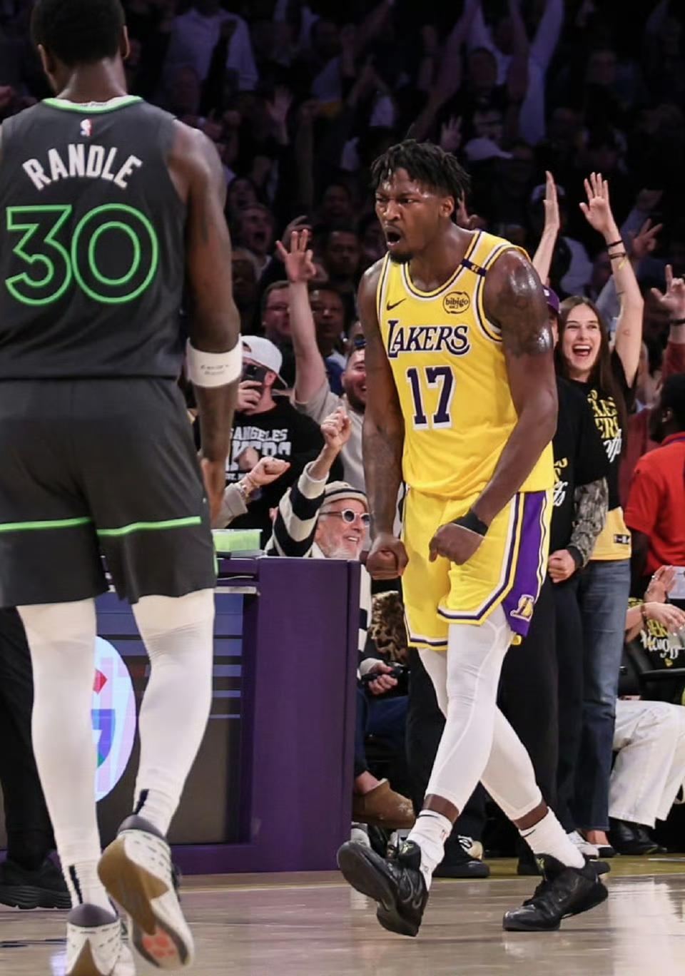 上赛季结束后，芬尼史密斯跳出了球员选项，并以4年5300万加盟火箭。今年夏天接受