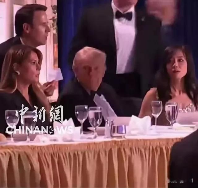 全美炸锅！特朗普遇袭现场上演魔幻名场面！白宫晚宴枪声骤响，特勤局拼死护着特朗普紧