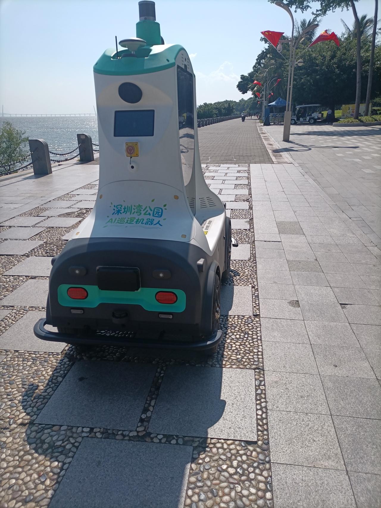 在深圳湾公园，居然偶遇AI机器人，看来巡逻机器人十年后必定会代替巡警遍布大街小巷