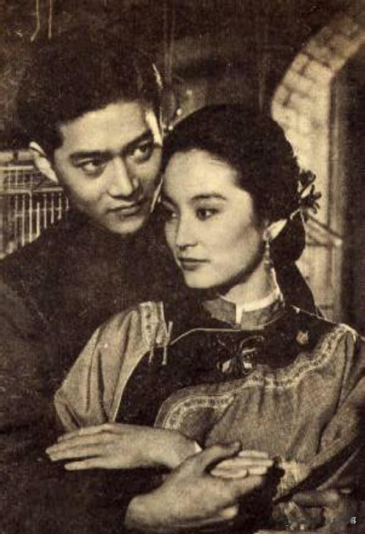 翻看《碧血黄花》怀旧剧照，瞬间被旧时港台演员的质感狠狠拿捏✨
 
周绍栋在《彩霞