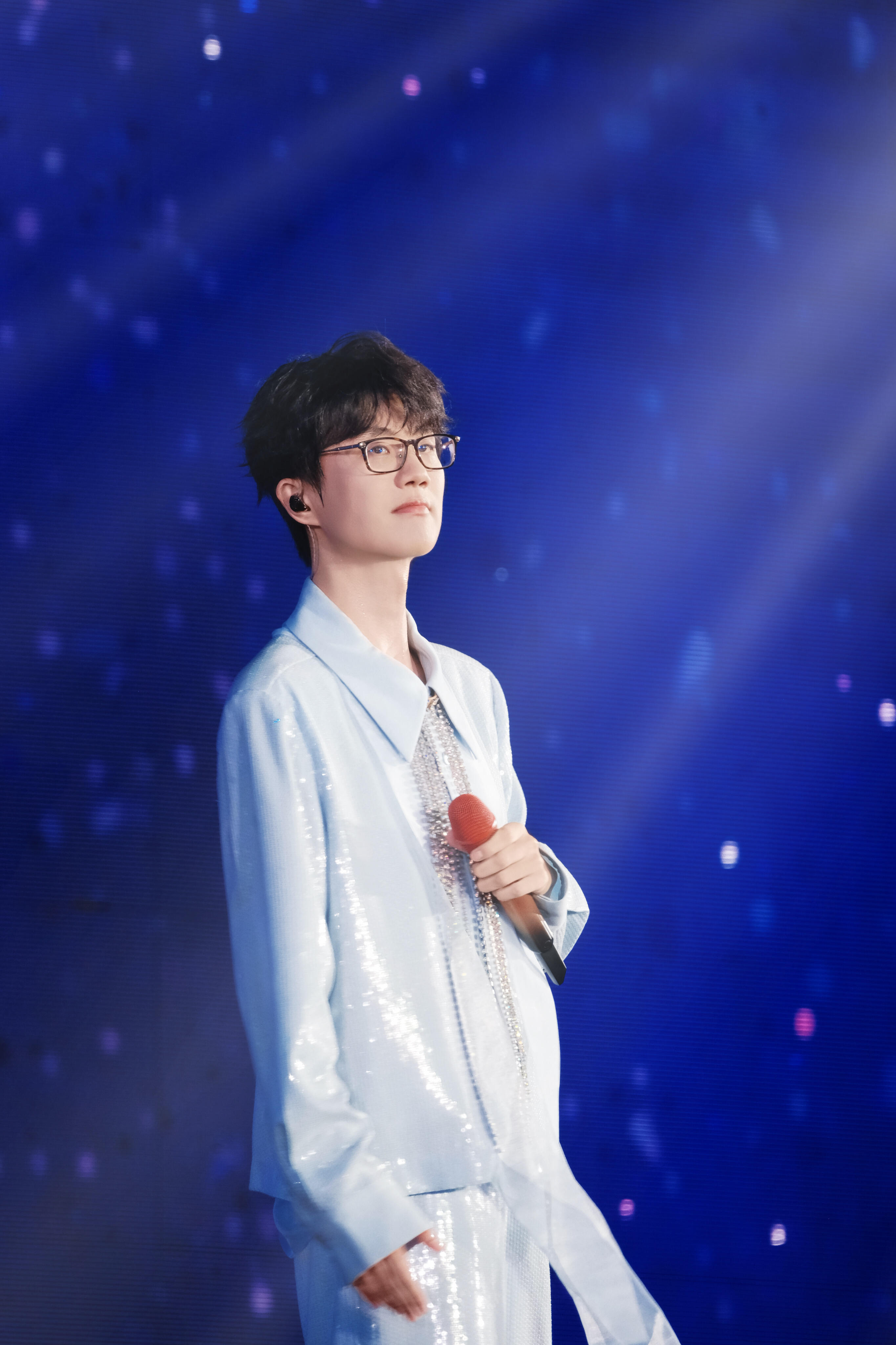 许嵩好感性许嵩演唱会的共情时刻太戳人💛唱到动情处眼底泛红，面对台下陪伴多年的歌
