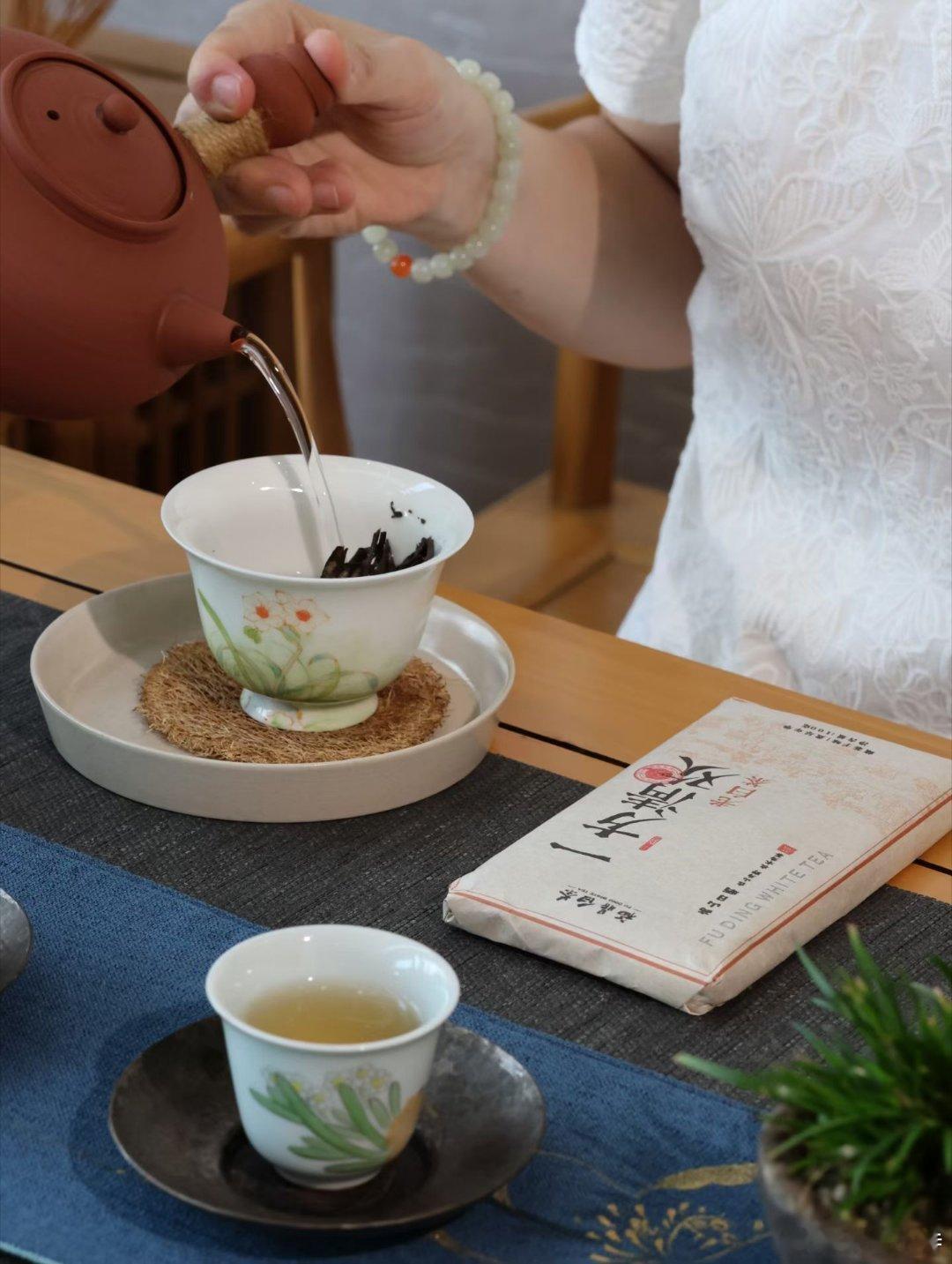 茶壶的容量，决定了能泡多少茶。心的容量，决定了能装下多少福。容人、容事、容己，人
