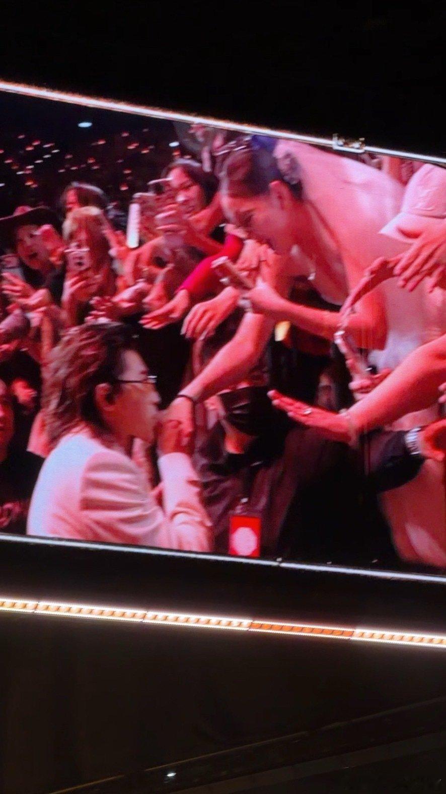 蔡徐坤亲吻粉丝手背蔡徐坤澳门演唱会互动画面引发热议，网传他亲吻粉丝手背，多角度视