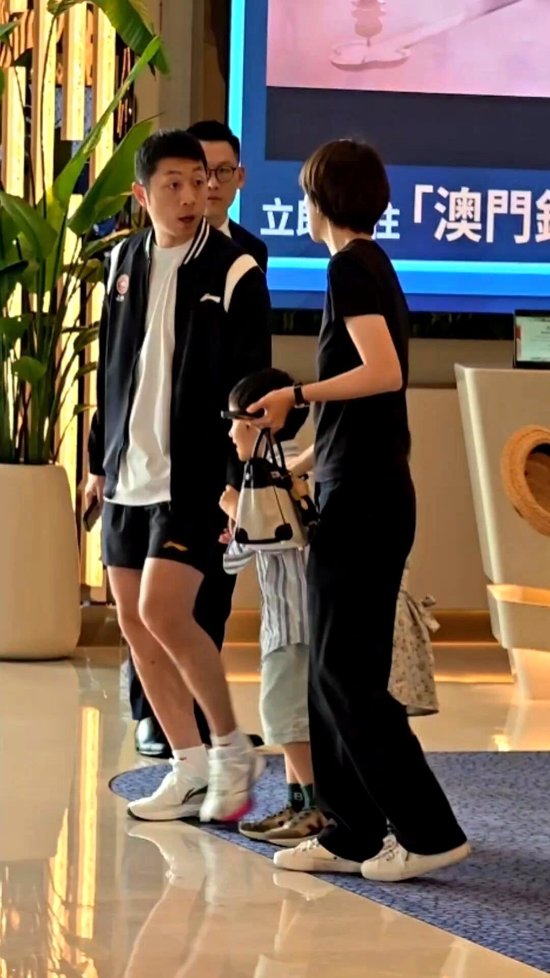 明星家庭也能过得像电影里一样有范吗？

许昕一家在酒店的偶遇，乖巧的娃娃瞬间拉近