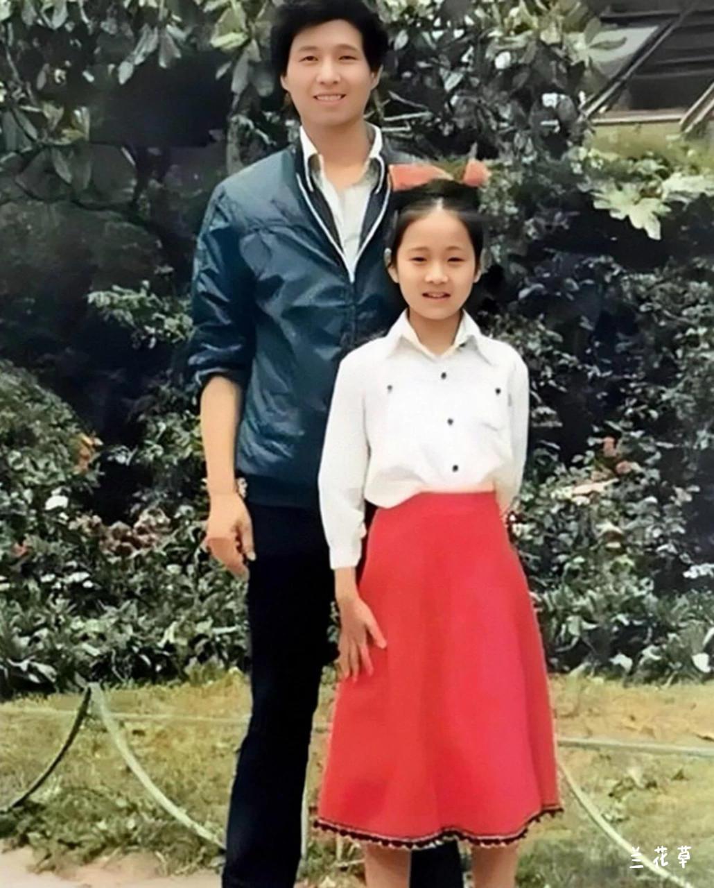 这是马伊琍的童年照，她和父亲的合影。
小时候的她看不出有什么特点，倒是她的父亲无
