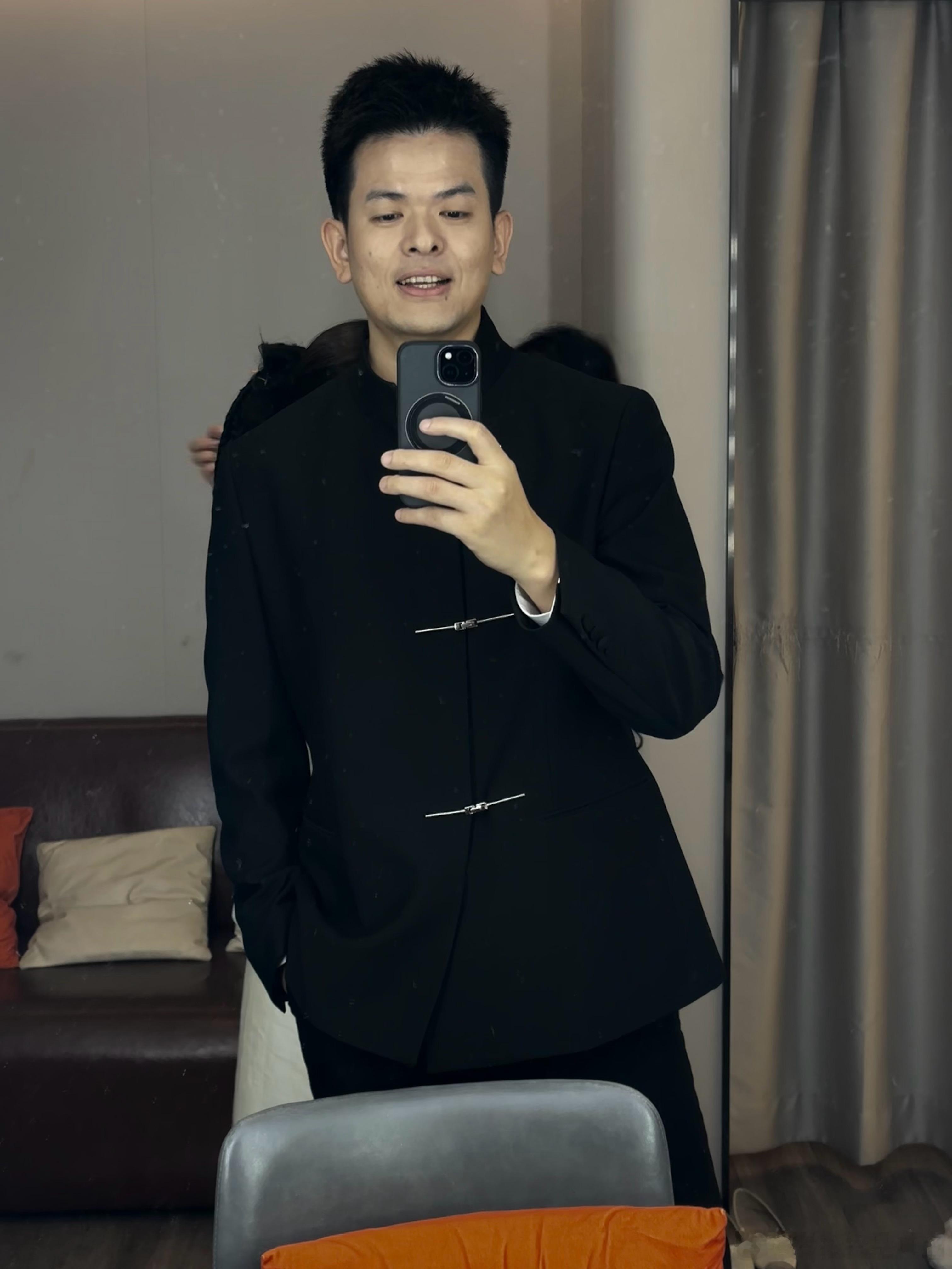 有点像龙傲天，也有点像任鲁豫。 ​​​