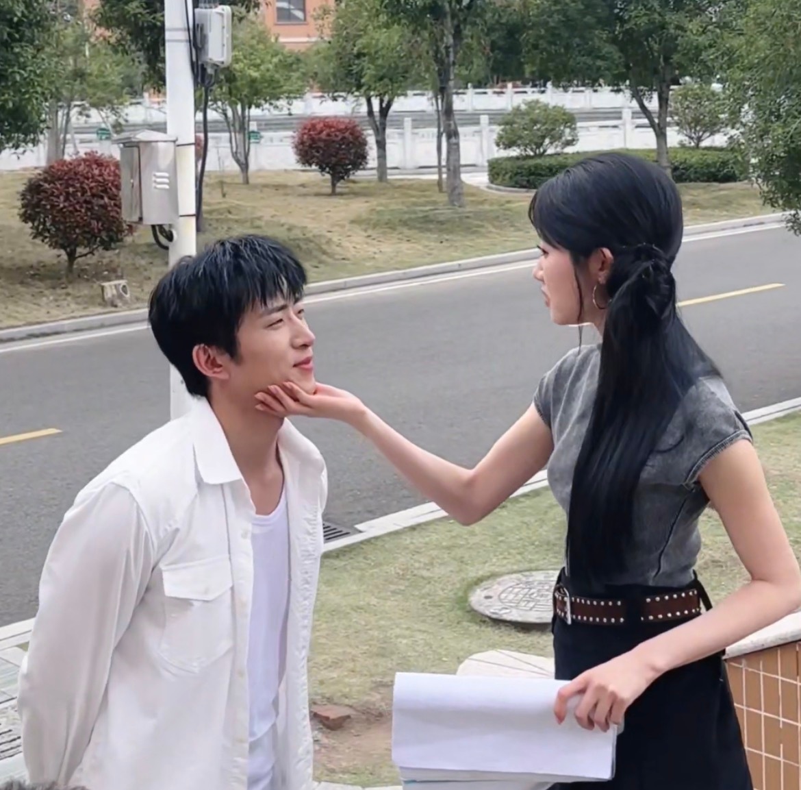 王凯沐岳雨婷路透深情对视哈哈哈哈哈哈哈这个岳雨婷怎么中气十足王凯沐你到底在笑什么