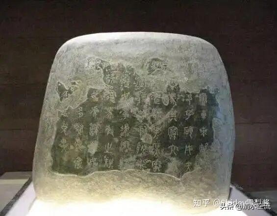 由《国家人文历史》杂志邀请专家评选出的九件最具代表性的中国文物，是指：太阳神鸟金