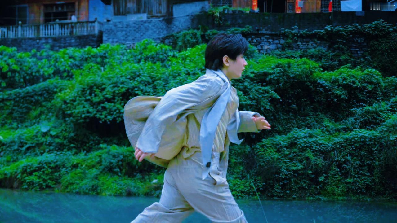 成毅回湖南湘西，《游悦》采访时他说：“他钓过溪鱼，也钓过北漂的梦！”他走在乡间的