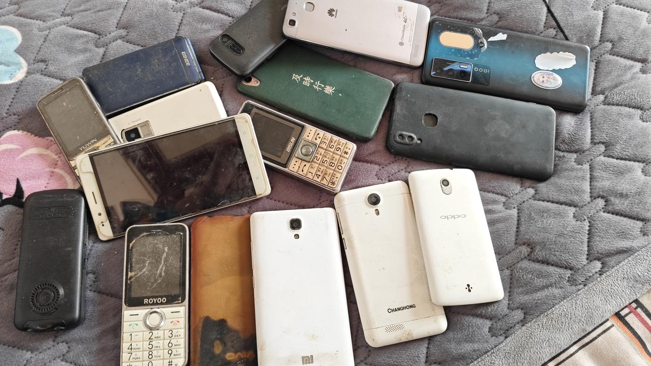 从婆婆那里拿了几个老年旧手机，也不知道她什么地方捡到的，再加上我的7个智能手机，