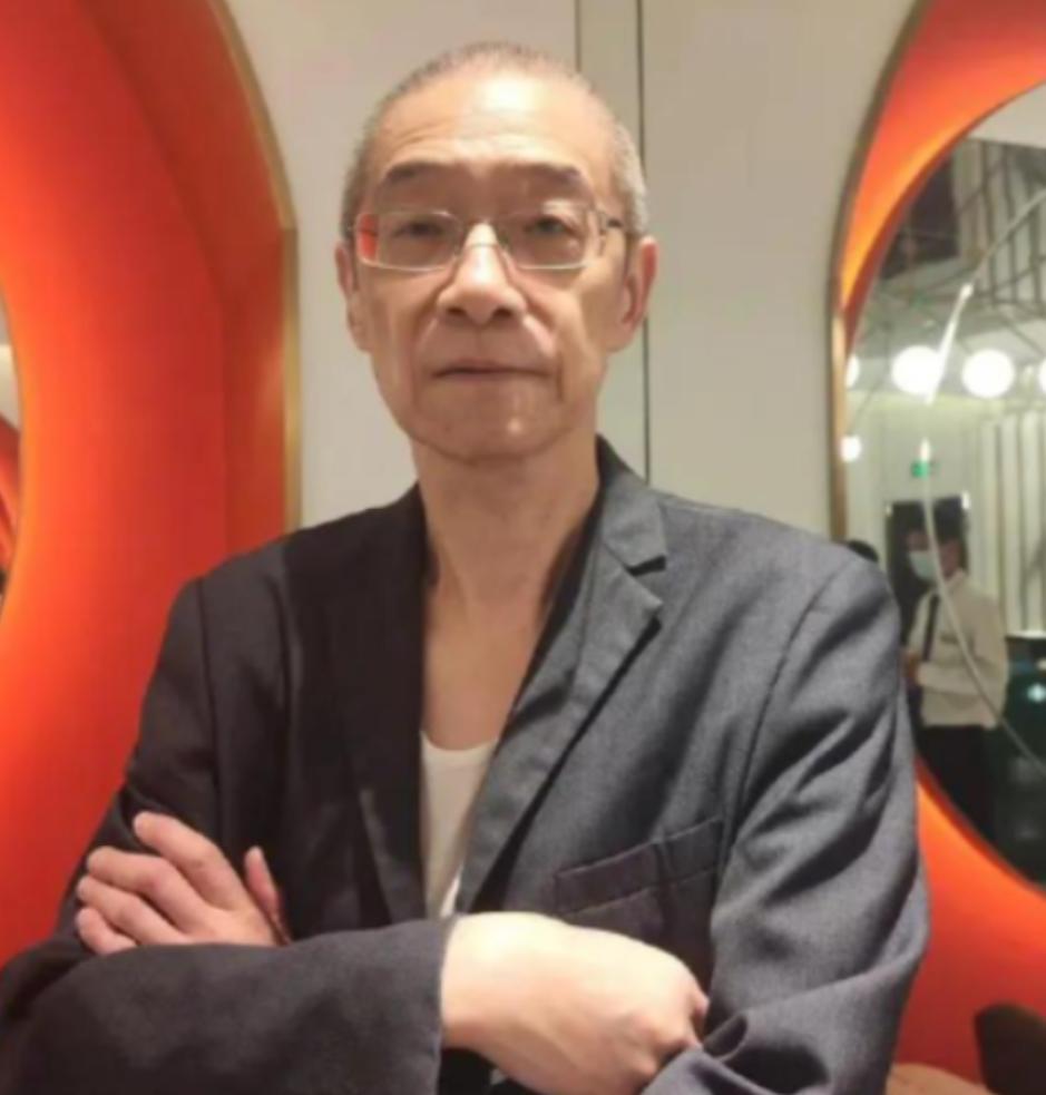 2024 年，上海一位69岁大爷带着96岁老母亲常年包住酒店，月租 1 万。谁承
