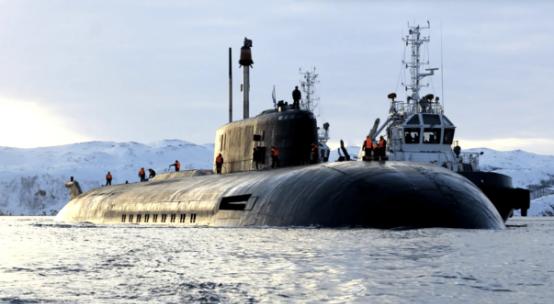 1983年10月，苏联潜艇埋伏在美国家门口，不料被美军钢缆缠住动弹不得。

当时