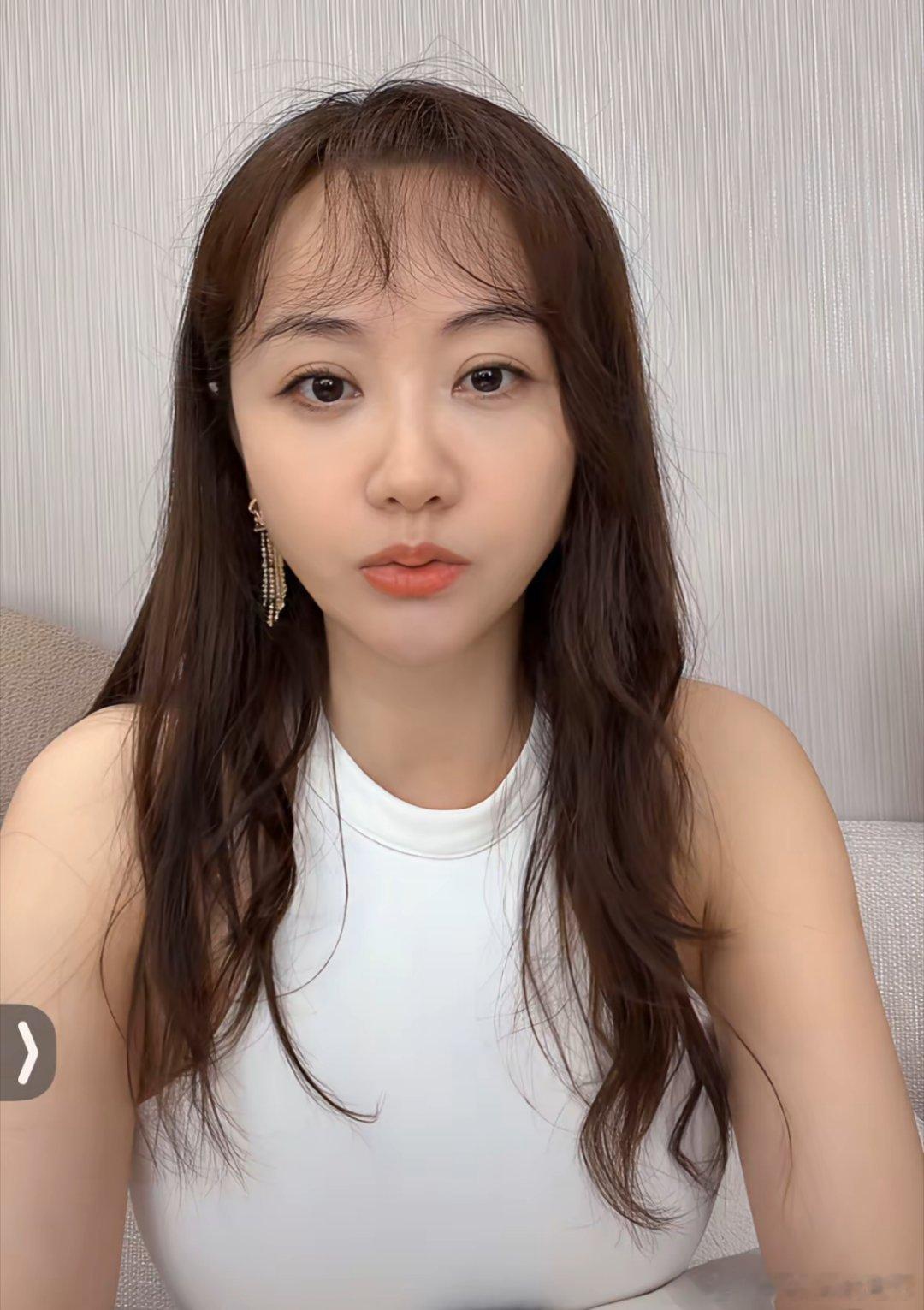最佛系的女演员杨蓉！直播间和粉丝们唠嗑，坦言如果不是过生日，都不知道自己已经45