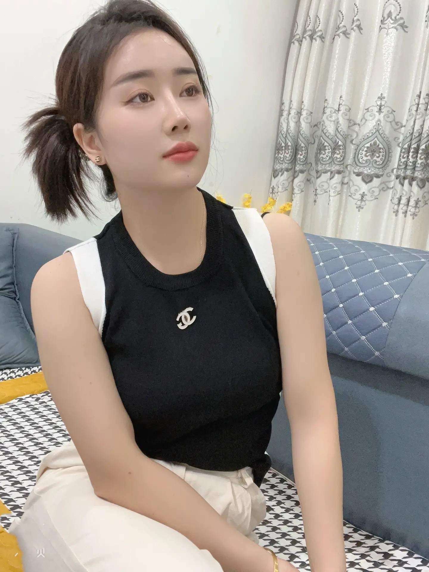 其实男女之间一见钟情只不过是见色起意，日久生情也许是衡权利弊，爱情这东西，始于颜值，陷于才华，忠于人品，迷于肉体，最后折于物质～败于现实……