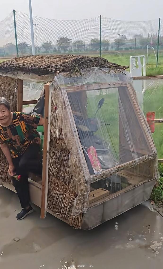 小驴上大套，电摩改成茅草房车