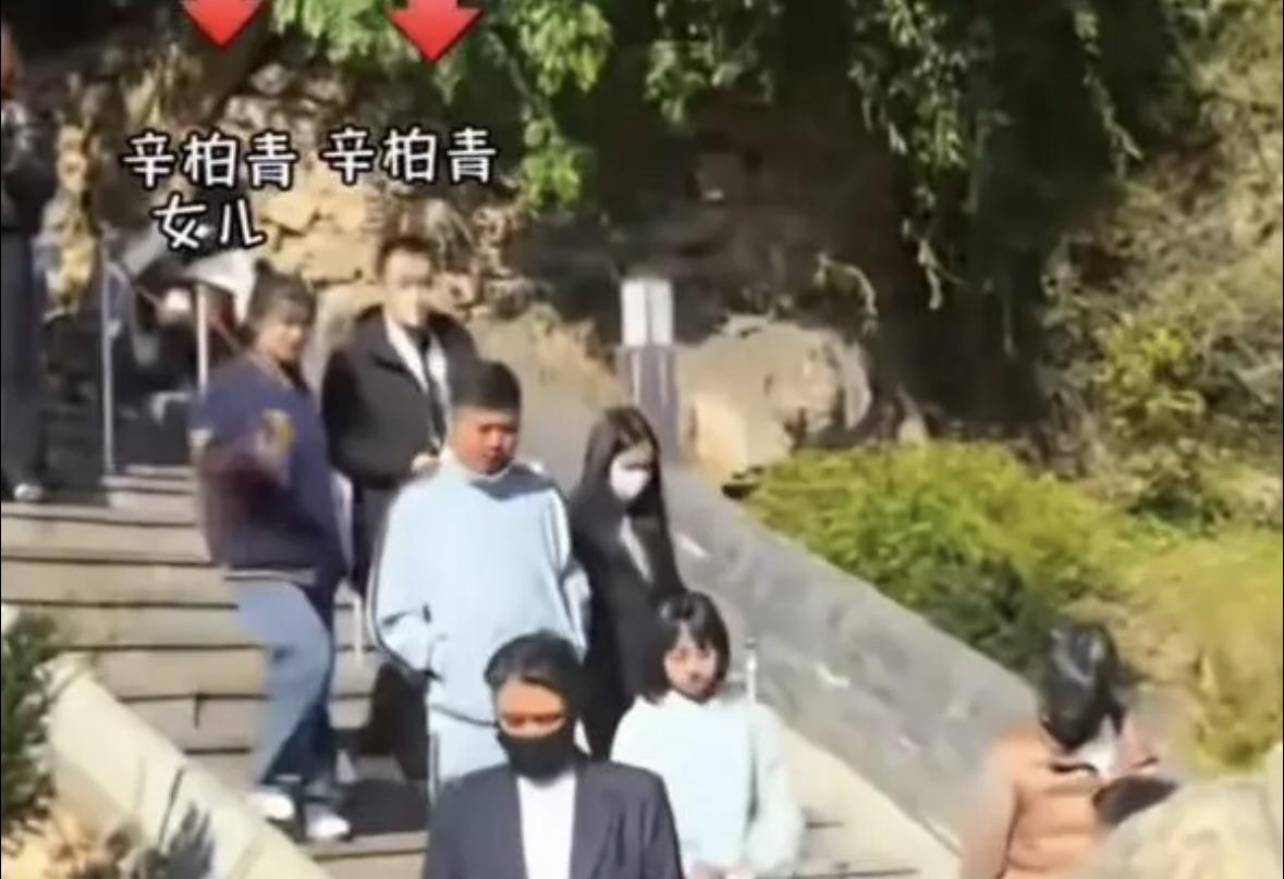 辛柏青带女儿本本去大孤山。
小姑娘17岁，穿一身藏蓝色棒球服，梳着马尾辫，安安静