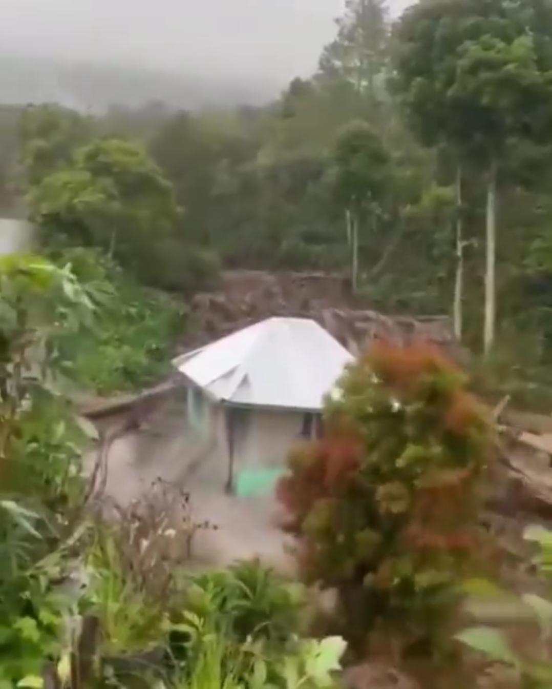 新闻快讯——印度尼西亚政府在苏门答腊地区遭遇特大洪水与山体滑坡侵袭后，已着手封锁