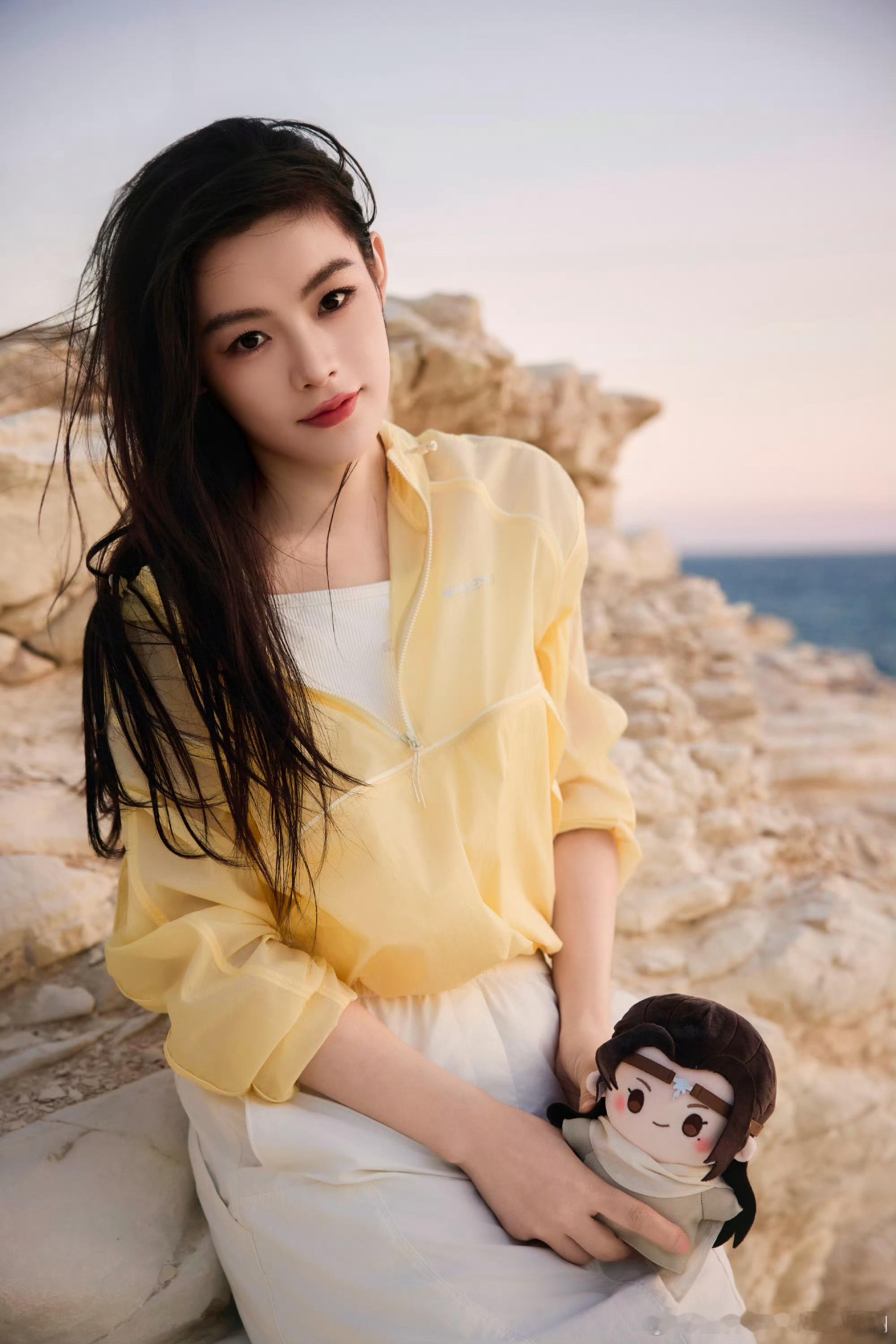 陈丽君发来塞浦路斯的海明信片，好美！还带着阿育娅 