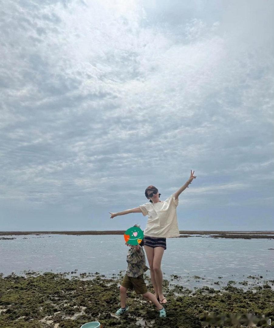 6月17日孙艺珍晒海边度假照，标志性的温柔俯拍视角，全网一眼认出是玄彬掌镜！44