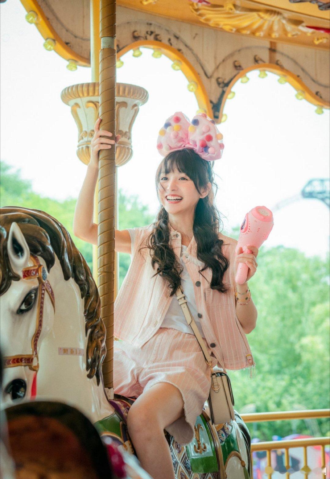 自从前段时间田曦薇那部剧的雀斑妆有有了流量之后[允悲][允悲][允悲]田曦好像真