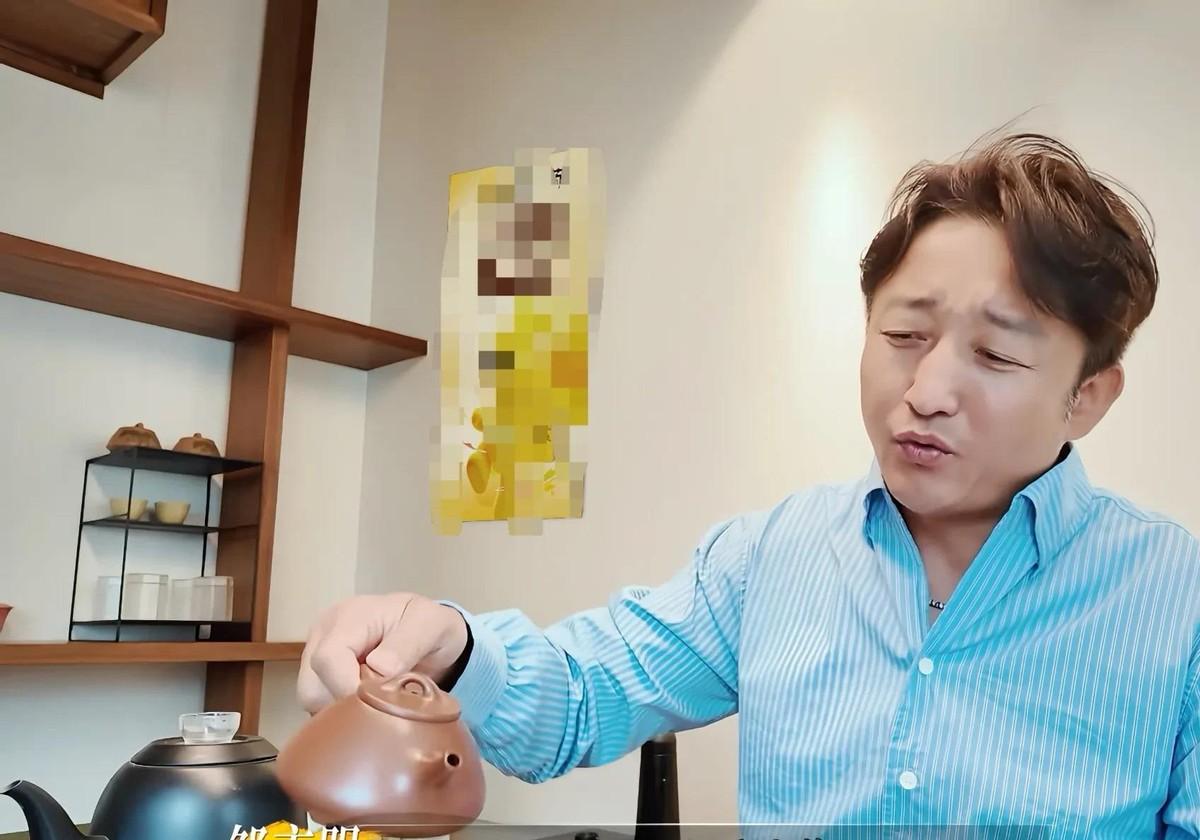 邹市明说冉莹颖“话太多”，给她起了个外号叫“话家”。去趟三亚回来，连牙齿都晒黑了