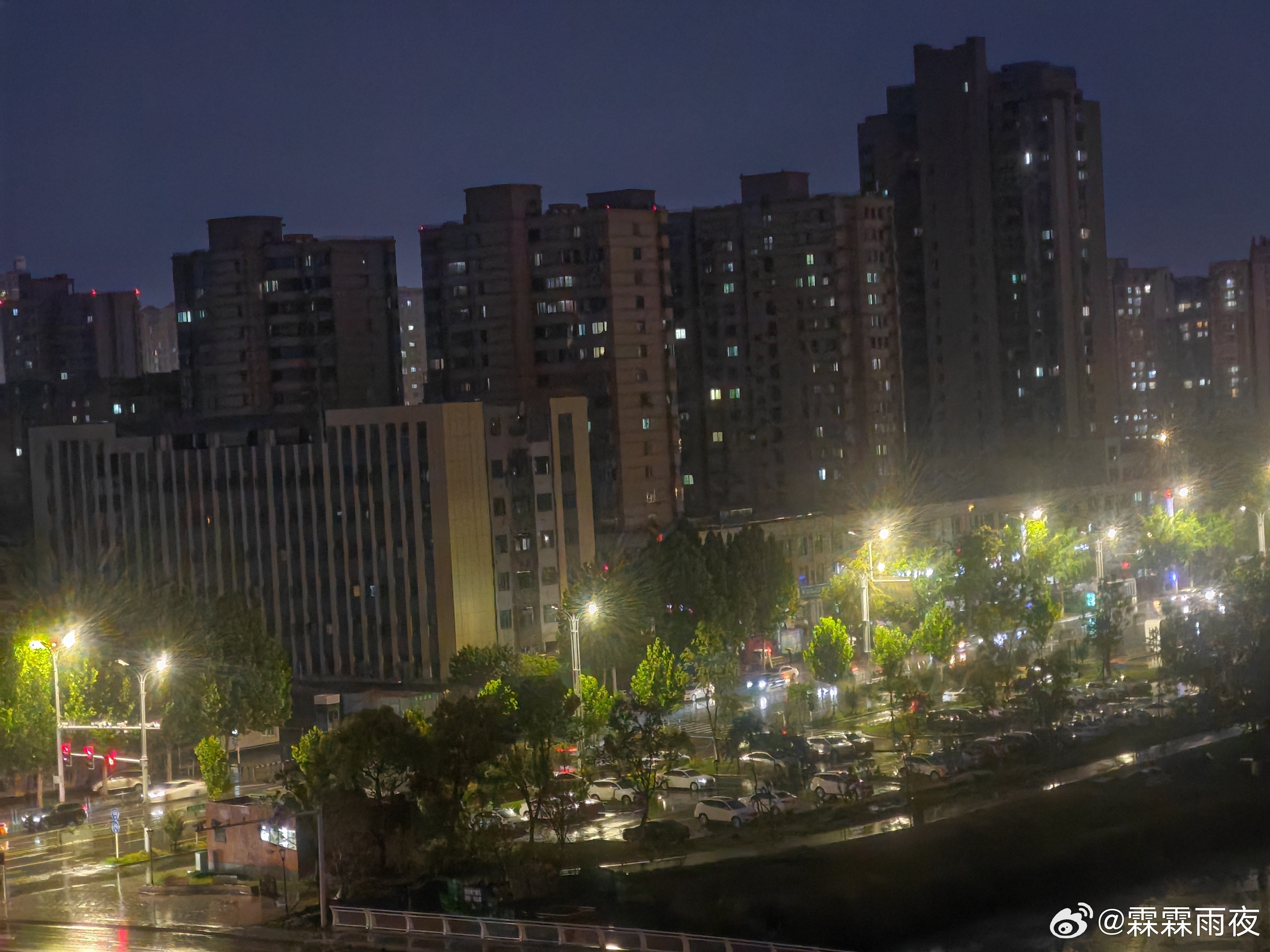 随手拍被自己蠢哭了，下雨天开车出门，不知道怎么打开雨刮器，就靠着感觉开回家了 ​