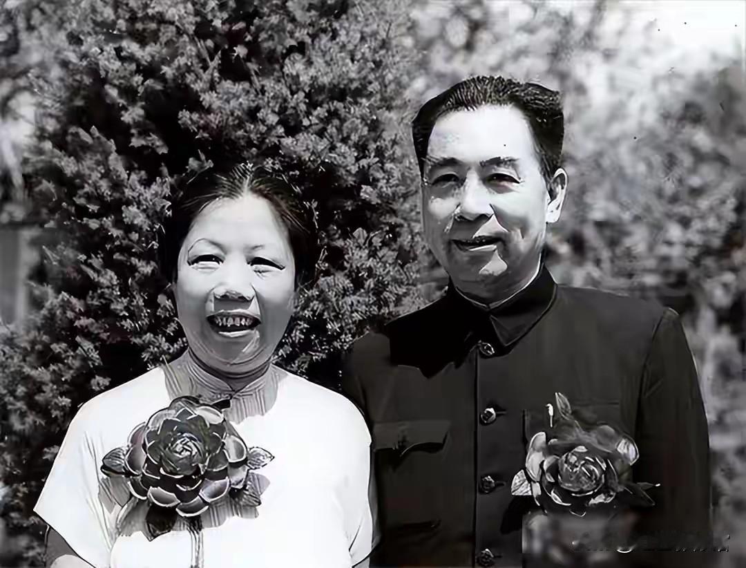 这组老照片记录周恩来总理与邓颖超同志相伴一生的珍贵瞬间，二人携手投身革命，相守简