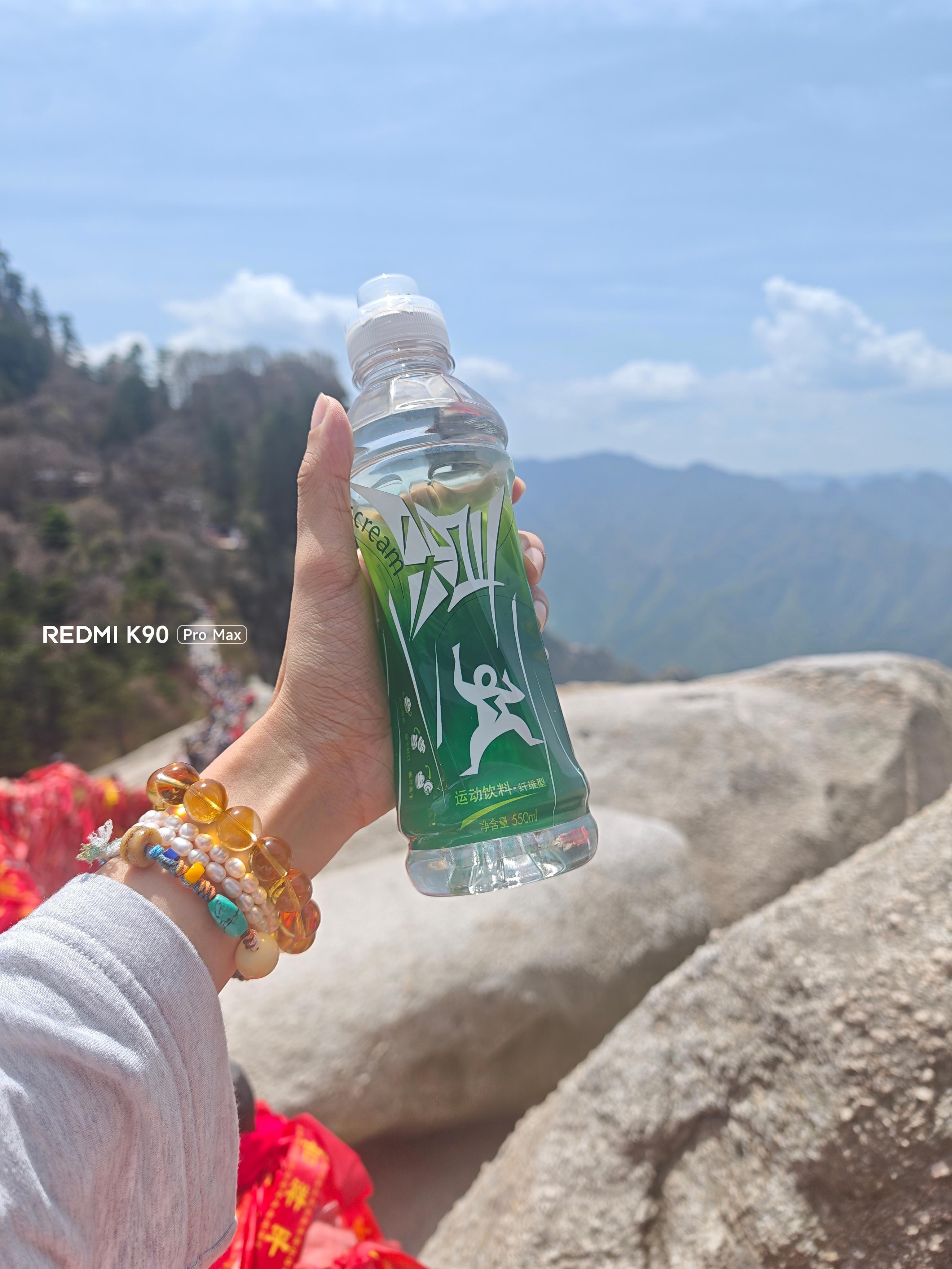 今天打卡华山，到山顶补给一瓶绿色尖叫，好贵，猜猜多少钱… 华阴·华山风景名胜区-