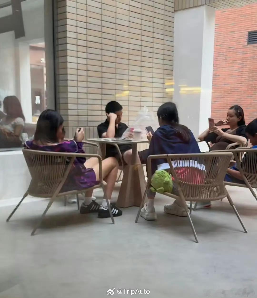 曝理想CEO李想将迎来第六娃恭喜想哥，看来七人出行的车已经解决不了问题，八座版车