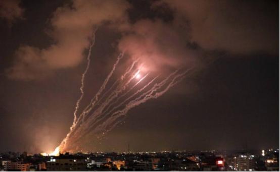 基辅炸成一片火海！夜空全被火光染红！乌军总司令彻底蔫了！北约专机连夜扎堆往返想藏