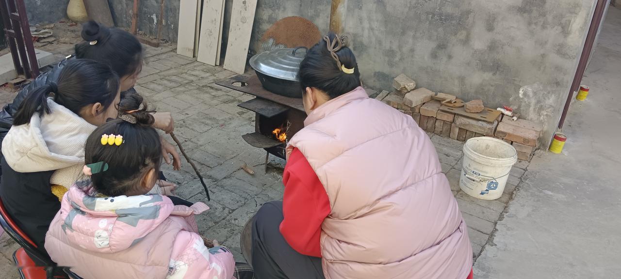 家庭育儿门道多，分享些实用经验。
别打断孩子探索欲，试试“灯塔式育儿”。孩子系鞋