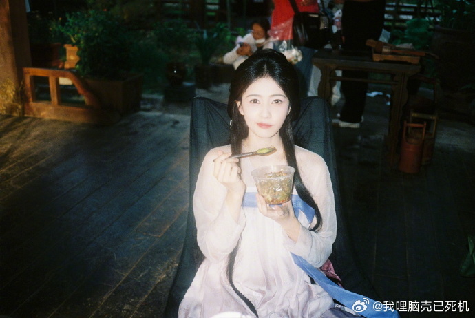 白鹿奇奇怪怪可可爱爱的六一白鹿六一晒莫离叶璃   白鹿奇奇怪怪可可爱爱的六一，白