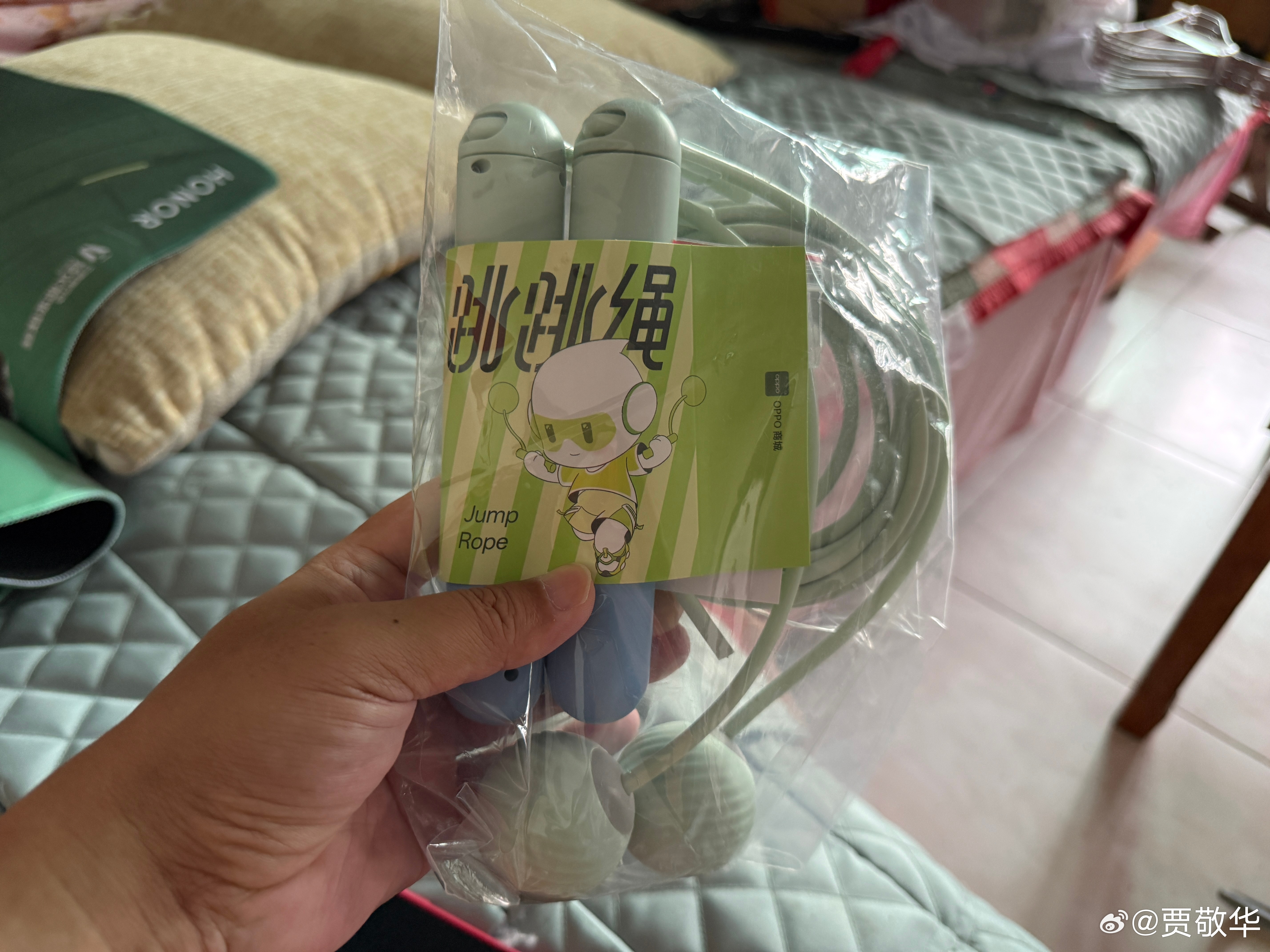 收拾快递，发现一个跳跳绳，还有一个收纳包，想要的老铁评论区留言。 