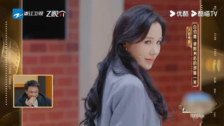 看王与歌这段鸡皮疙瘩起来了新人王与歌面试考题表现惊艳，白切黑邪魅一笑极具张力，未