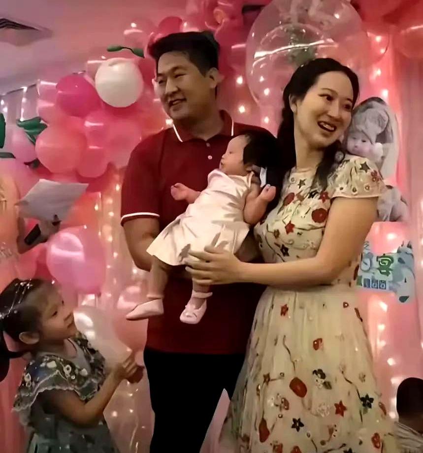 这一张旧照真耐看，一眼就被那双大眼抓住。
佘智江的前妻，中等身高，气质温婉，皮肤