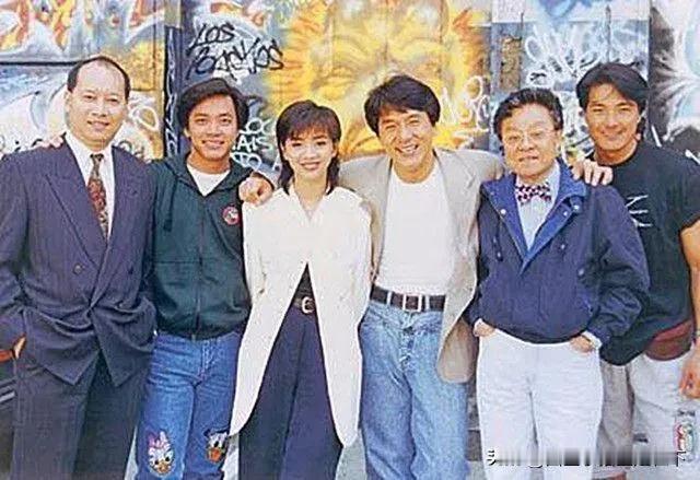 1994年，电影《红番区》片场主创人员合影
左起：演员岳华、导演唐季礼、主演梅艳